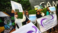 Massa Jaringan Masyarakat Sipil Indonesia ini merupakan gabungan dari Wahana Lingkungan Hidup Indonesia (Walhi), Koalisi Perempuan Indonesia, Debt Watch, dan Solidaritas Perempuan.  