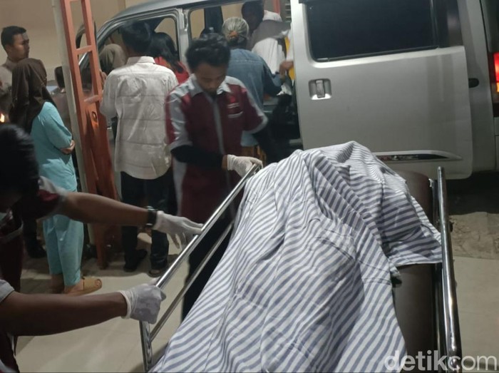 Jenazah pelajar SMA dengan luka tusuk di dada disemayamkan di rumah duka di Desa Tengguli, Kecamatan Tanjung, Kabupaten Brebes, Jumat (8/9/2023) malam.