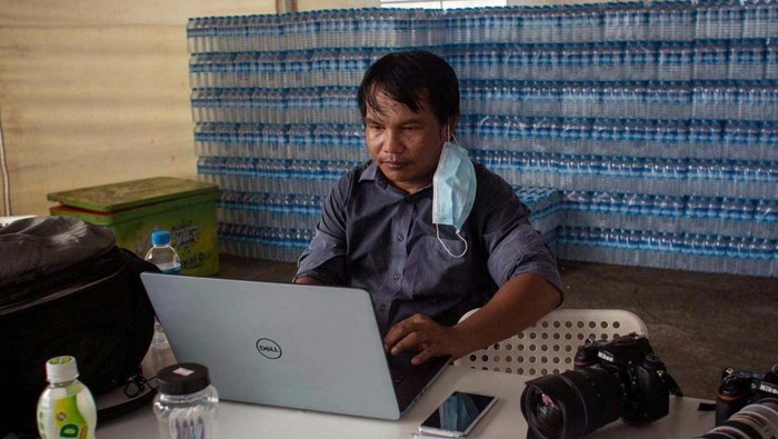 Myanmar photojournalist Sai Zaw Thaike is seen working in these undated photo, he was arrested in late May in Rakhine state while reporting about a cyclone and a court in military-ruled Myanmar sentenced a photojournalist to 20 years in prison on Wednesday his employer said, the longest known prison term handed down to a media professional since the 2021 army coup September 2, 2023. Myanmar Now/Handout via REUTERS NO RESALES NO ARCHIVES
THIS IMAGE HAS BEEN SUPPLIED BY A THIRD PARTY.