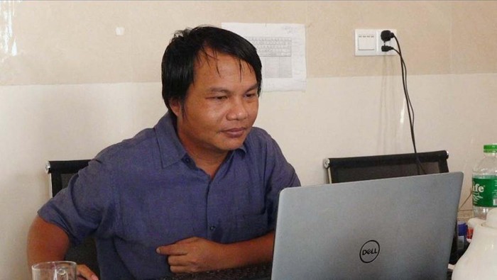 Jurnalis Myanmar Dihukum 20 Tahun Penjara Gegara Beritakan Bencana Alam Myanmar photojournalist Sai Zaw Thaike is seen working in these undated photo, he was arrested in late May in Rakhine state while reporting about a cyclone and a court in military-ruled Myanmar sentenced a photojournalist to 20 years in prison on Wednesday his employer said, the longest known prison term handed down to a media professional since the 2021 army coup September 2, 2023. Myanmar Now/Handout via REUTERS NO RESALES NO ARCHIVES
THIS IMAGE HAS BEEN SUPPLIED BY A THIRD PARTY.