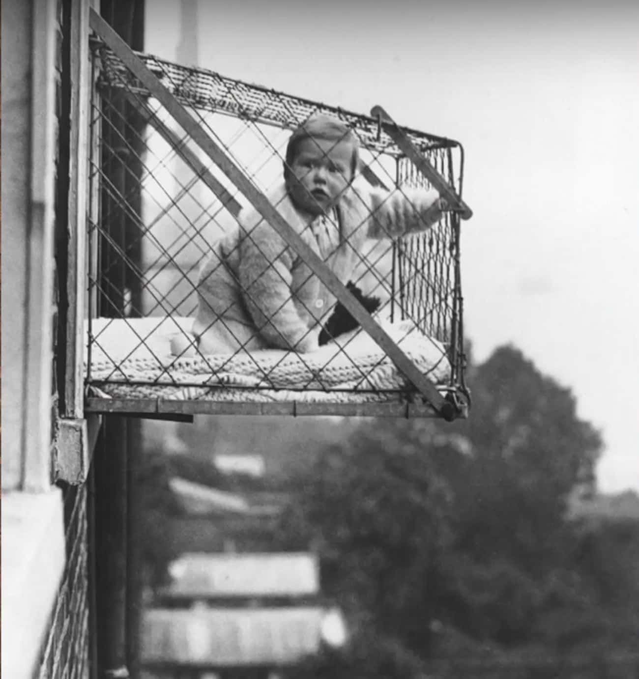 Baby cage atau kandang bayi yang digunakan pada 1930-an.