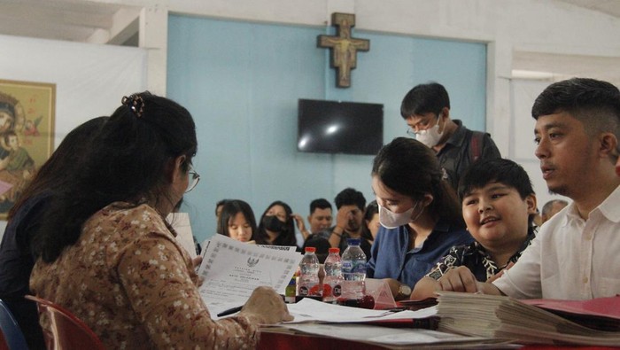 Kantor Imigrasi Kelas I Khusus TPI Medan memberikan Layanan Smart Eazy kepada Paroki Santo Antonius Hayam Wuruk Medan.