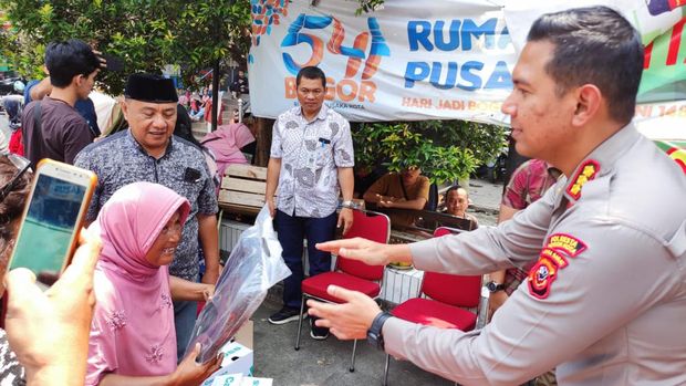 Kapolresta Bogor Kota Kombes Bismo Teguh Prakoso membagikan kontak nomor WhatsApp (WA) kepada warga saat Jumat Curhat. (dok Ist)