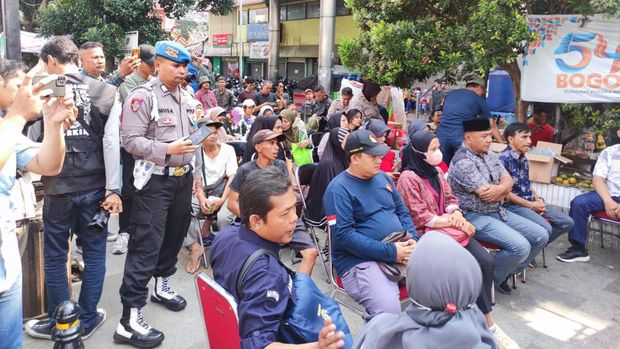 Kapolresta Bogor Kota Kombes Bismo Teguh Prakoso membagikan kontak nomor WhatsApp (WA) kepada warga saat Jumat Curhat. (dok Ist)