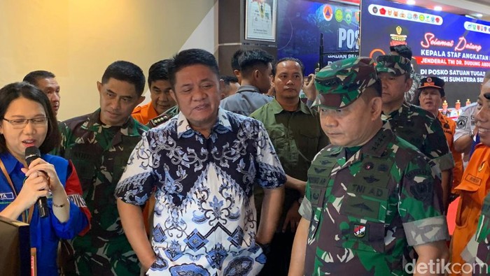 Kasad Jenderal TNI Dudung Abdurachman bersama Gubernur Sumsel Herman Deru pantau titik api.