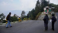 Sejumlah petugas berjaga di pintu masuk Pos Jemplang, Malang, Jawa Timur, Kamis (7/9/2023). Balai Besar Taman Nasional Bromo Tengger Semeru (BB TNBTS) menutup total aktivitas wisata dari semua pintu masuk menuju kawasan Gunung Bromo. Penutupan dilakukan untuk kelancaran proses pemadaman dan keamanan pengunjung akibat kebakaran yang terjadi di Blok Savana Lembah Watangan atau Bukit Telletubies.