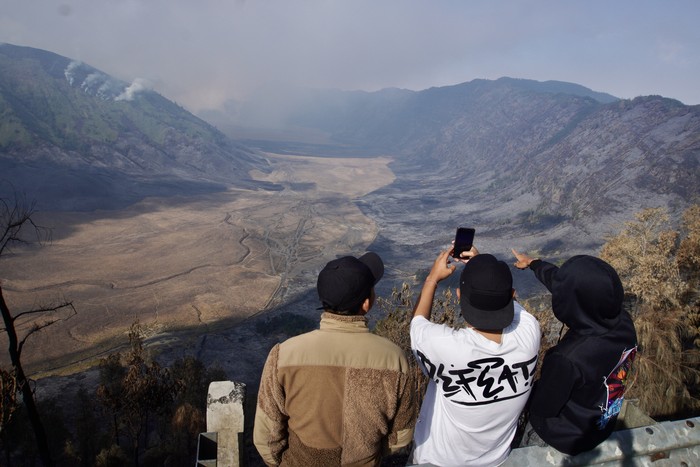 Warga melihat kondisi padang sabana di Pos Bantengan, Lumajang, Jawa Timur, Kamis (7/9/2023). Menurut data BPBD Lumajang, kebakaran hutan dan lahan wilayah Ranupani pada 30 Agustus - 3 September 2023 menyebabkan sedikitnya 611 hektar lahan Taman Nasional Bromo Tengger Semeru (TNBTS) terbakar (wilayah Jantur - P30) dan penyebab kebakaran diduga akibat gesekan antar ranting saat kemarau. ANTARA FOTO/Irfan Sumanjaya/tom.