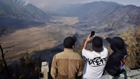 Kondisi padang sabana di Pos Bantengan, Lumajang, Jawa Timur. Kapolres Probolinggo AKBP Wisnu Wardana melalui Kanit Pidum Satreskrim Polres Probolinggo Aipda Eko Apriyanto membenarkan kebakaran itu, dan enam orang sempat diamankan. Manajer atau penanggung jawab wedding organizer (WO) ditetapkan jadi tersangka.