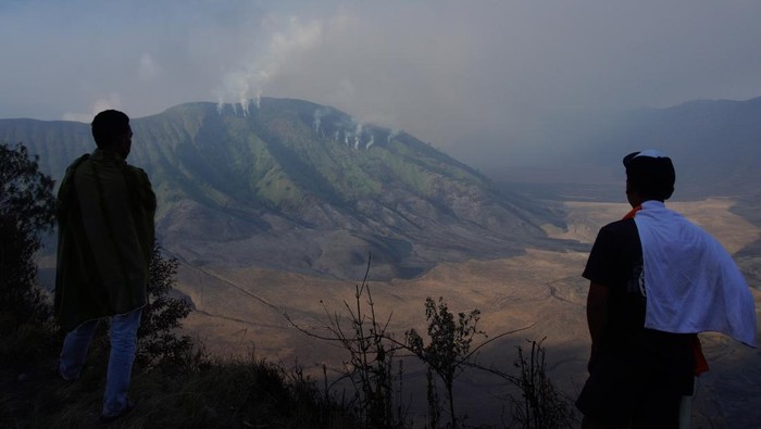 Warga melihat kondisi padang sabana di Pos Bantengan, Lumajang, Jawa Timur, Kamis (7/9/2023). Menurut data BPBD Lumajang, kebakaran hutan dan lahan wilayah Ranupani pada 30 Agustus - 3 September 2023 menyebabkan sedikitnya 611 hektar lahan Taman Nasional Bromo Tengger Semeru (TNBTS) terbakar (wilayah Jantur - P30) dan penyebab kebakaran diduga akibat gesekan antar ranting saat kemarau. ANTARA FOTO/Irfan Sumanjaya/tom.