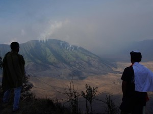 Semua Jalur Wisata Bromo Ditutup Total, Kebakaran Masih Menggila