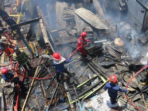 Kebakaran di Jalan Barukang Utara Makassar, 6 Rumah-1 Gudang Hangus