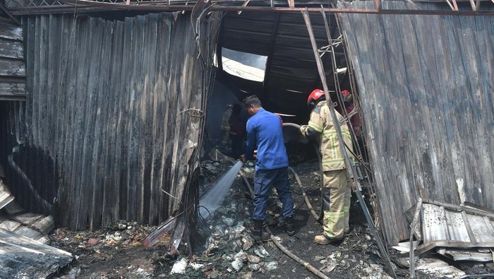 Kebakaran gudang obat nyamuk Sejumlah petugas pemadam kebakaran melakukan pendinginan pada gudang obat nyamuk yang terbakar di Jatibening, Bekasi, Jawa Barat, Jumat (8/9/2023). Petugas mengerahkan 11 unit mobil untuk memadamkan kebakaran yang terjadi pada pukul 03.00 WIB dini hari dan hingga kini petugas masih menyelidiki penyebab kebakaran tersebut. ANTARA FOTO/Fakhri Hermansyah/YU