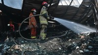 Hingga kini petugas masih menyelidiki penyebab kebakaran tersebut.  