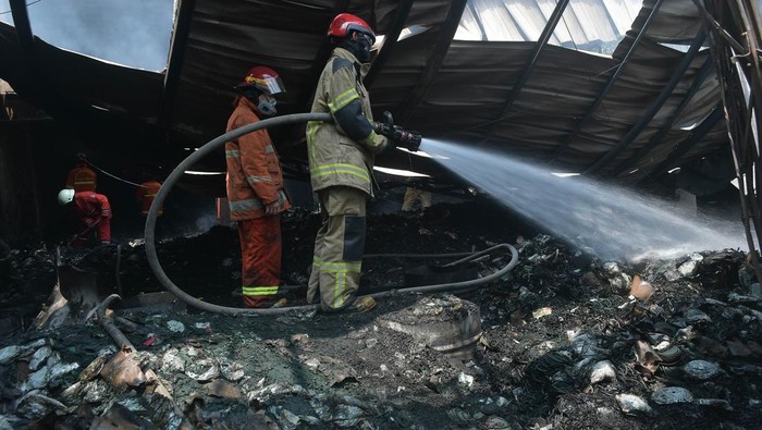 Kebakaran gudang obat nyamuk Sejumlah petugas pemadam kebakaran melakukan pendinginan pada gudang obat nyamuk yang terbakar di Jatibening, Bekasi, Jawa Barat, Jumat (8/9/2023). Petugas mengerahkan 11 unit mobil untuk memadamkan kebakaran yang terjadi pada pukul 03.00 WIB dini hari dan hingga kini petugas masih menyelidiki penyebab kebakaran tersebut. ANTARA FOTO/Fakhri Hermansyah/YU