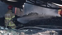 Petugas pemadam kebakaran melakukan pendinginan pada gudang obat nyamuk yang terbakar di Jatibening, Bekasi, Jawa Barat, Jumat (8/9/2023).  