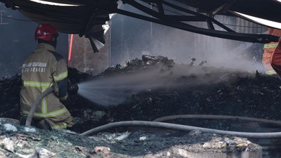 Potret Gudang Obat Nyamuk di Bekasi Ludes Terbakar