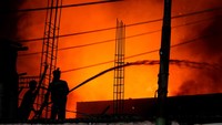 Petugas damkar bersama warga berusaha memadamkan api yang membakar rumah warga di Jalan Krendang Utara, Tambora, Jakarta, Kamis (7/9/2023). 