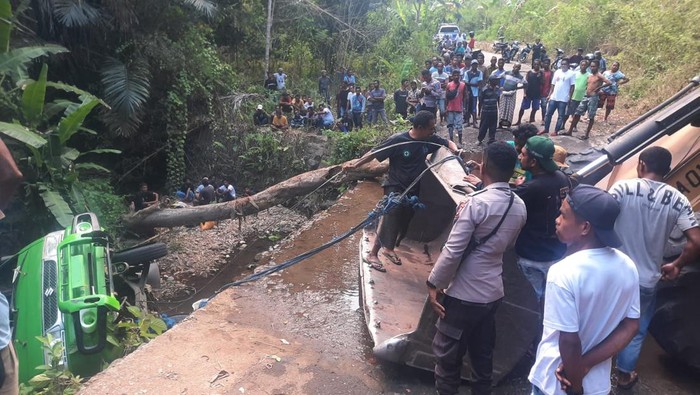Mobil ringsek setelah terjatuh di jurang di jalan pedesaan, Desa Timutawa, Kecamatan Talibura, Kabupaten Sikka, Jumat (8/9/2023).