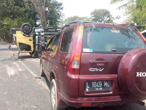 Truk Terobos TL Terbalik Setelah Tabrak Mobil Anggota Satpol PP Jombang