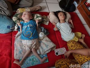 Tolong! Ortu 2 Bocah Pengidap Lumpuh Otak Subang Kesulitan Biaya