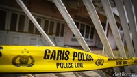 Pagar dan garasi rumah sudah digaris polisi.  