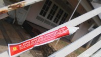 Terdapat stiker PLN yang bertuliskan pemutusan listrik sementara.  