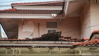 Tampak luar, rumah ini tidak terawat. Rumput tumbuh liar sampai genteng yang terangkat.  