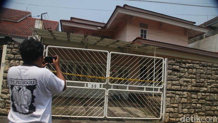 Penemuan kerangka mayat ibu GA (64) dan anaknya DA (38) di rumah Cinere, Depok, membuat geger warga setempat. Kondisi luar rumah juga tampak tak terawat.