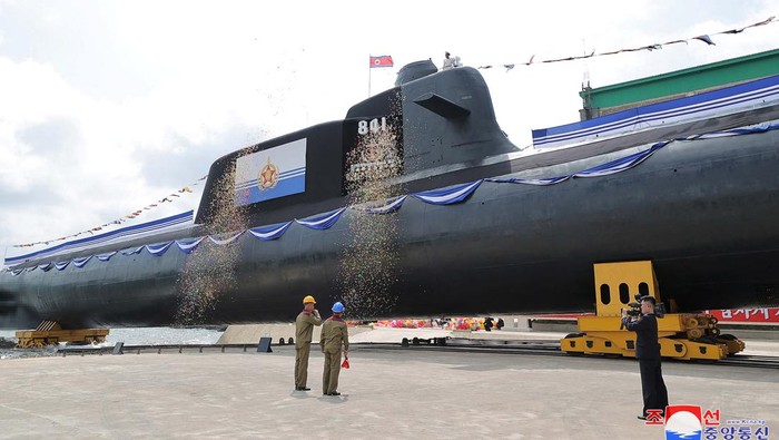 Korut Luncurkan Kapal Selam Nuklir, Semenanjung Korea Makin Panas North Korean leader Kim Jong Un attends what state media report was a launching ceremony for a new tactical nuclear attack submarine in North Korea, in this picture released by North Korea's Korean Central News Agency (KCNA) on September 8, 2023. KCNA via REUTERS ATTENTION EDITORS - THIS IMAGE WAS PROVIDED BY A THIRD PARTY. REUTERS IS UNABLE TO INDEPENDENTLY VERIFY THIS IMAGE. NO THIRD PARTY SALES. SOUTH KOREA OUT. NO COMMERCIAL OR EDITORIAL SALES IN SOUTH KOREA. TPX IMAGES OF THE DAY
