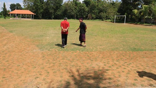 Bupati Klungkung I Nyoman Suwirta, melakukan sidak terhadap proyek revitalisasi lapangan umum Pau di Desa Tihingan, Kecamatan Banjarangkan, Jumat (8/9/2023).