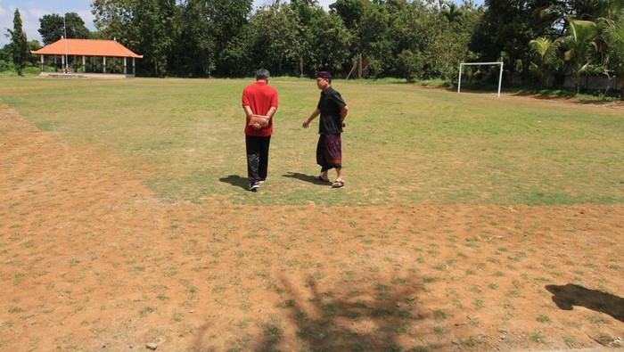 Bupati Klungkung I Nyoman Suwirta, melakukan sidak terhadap proyek revitalisasi lapangan umum Pau di Desa Tihingan, Kecamatan Banjarangkan, Jumat (8/9/2023).