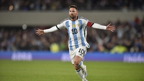Argentinas Lionel Messi, celebrates scoring his sides first goal against Ecuador during a qualifying soccer match for the FIFA World Cup 2026, at Monumental stadium in Buenos Aires, Argentina, Thursday, Sept. 7, 2023. (AP Photo/Gustavo Garello)