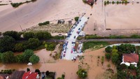Para pengemudi tidak bisa melanjutkan perjalanan ataupun putar balik karena jalanan terendam banjir.  