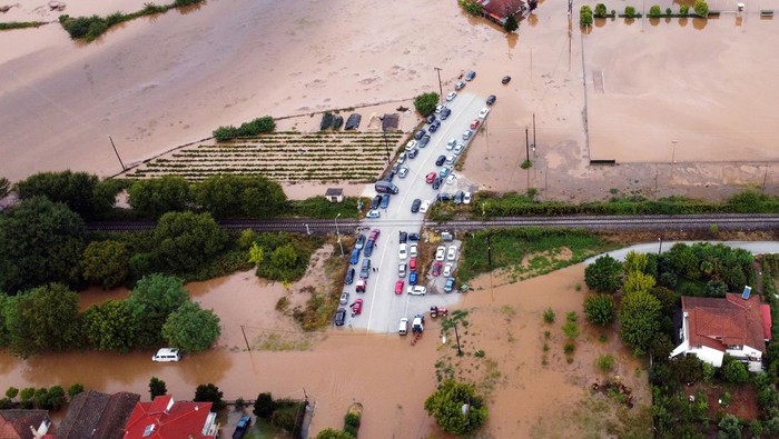 Maju Mundur Banjir, Begini Potret Mobil Terjebak Banjir di Yunani Puluhan mobil terjebak banjir di jalanan Desa Flamouli, Yunani, Kamis (7/9) waktu setempat. Para pengemudi pun hanya bisa pasrah menunggu banjir surut.