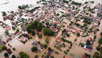 Banjir juga merendam rumah-rumah warga di Desa Flamouli, Yunani.  