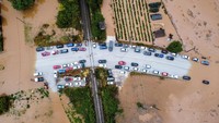 Banjir yang merendam jalanan membuat puluhan mobil terjebak, Kamis (7/9) waktu setempat.  