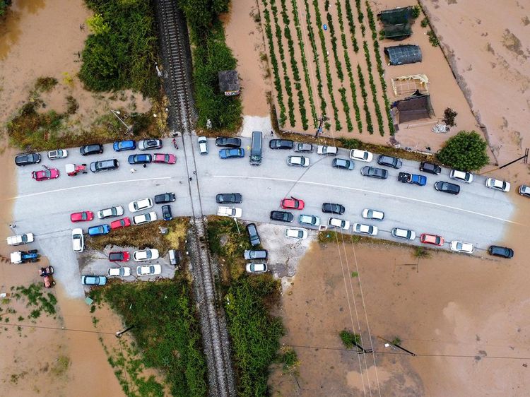 Nasib Pemobil Terjebak Banjir Yunani, Maju Kena Mundur Kena