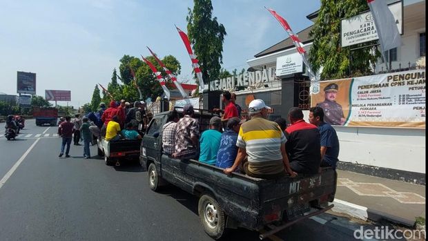 Massa warga Desa Botomulyo mendatangi Kantor Kejaksaan Negeri (Kejari) Kendal, Jumat (8/9/2023).