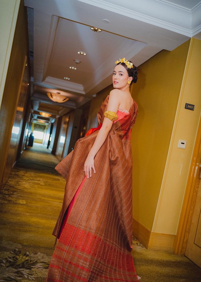 Wanita 21 tahun ini mengenakan gaun couture rancangan desainer Danny Satriadi. Foto: Instagram/@mawar_eva @philipekarunia