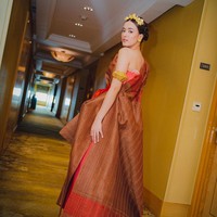 Wanita 21 tahun ini mengenakan gaun couture rancangan desainer Danny Satriadi. Foto: Instagram/@mawar_eva @philipekarunia