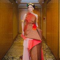 Gaun bernuansa oranye itu juga dipercantik aksen ruffle dan drapery. Foto: Instagram/@mawar_eva @philipekarunia