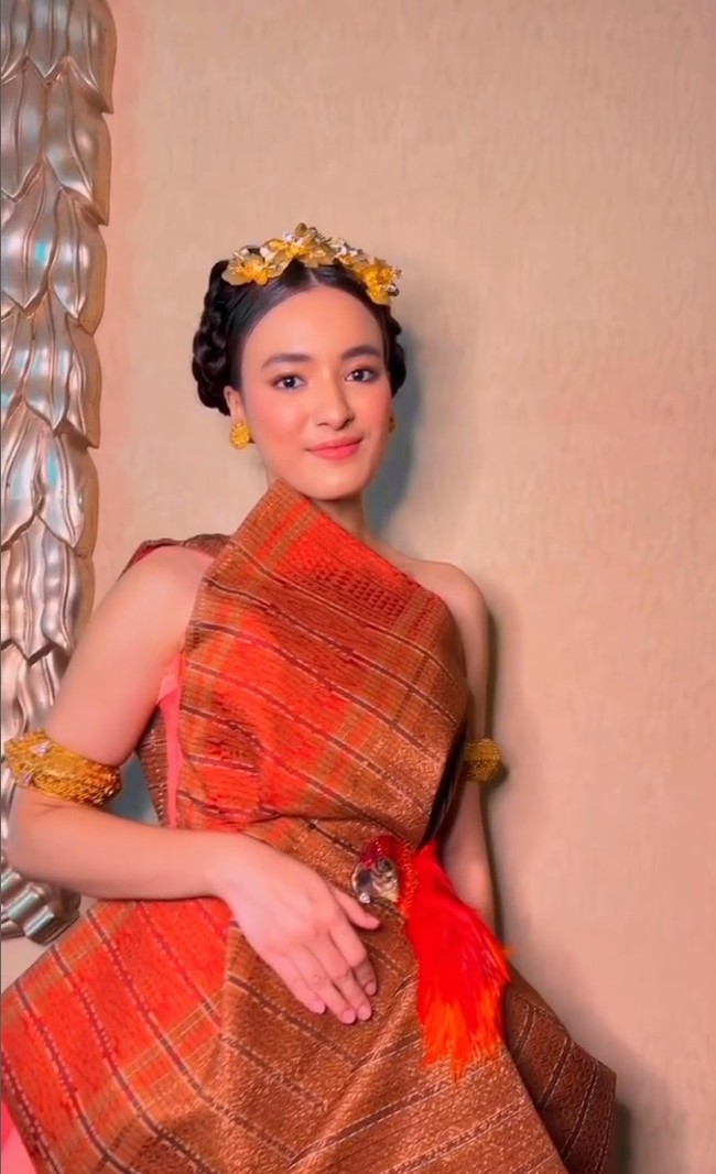 Gaun dengan detail origami itu terbuat dari kain ulos khas Batak, Sumatera Utara. Foto: Instagram/@mawar_eva @philipekarunia