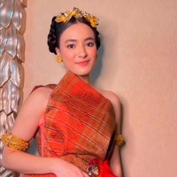 Gaun dengan detail origami itu terbuat dari kain ulos khas Batak, Sumatera Utara. Foto: Instagram/@mawar_eva @philipekarunia