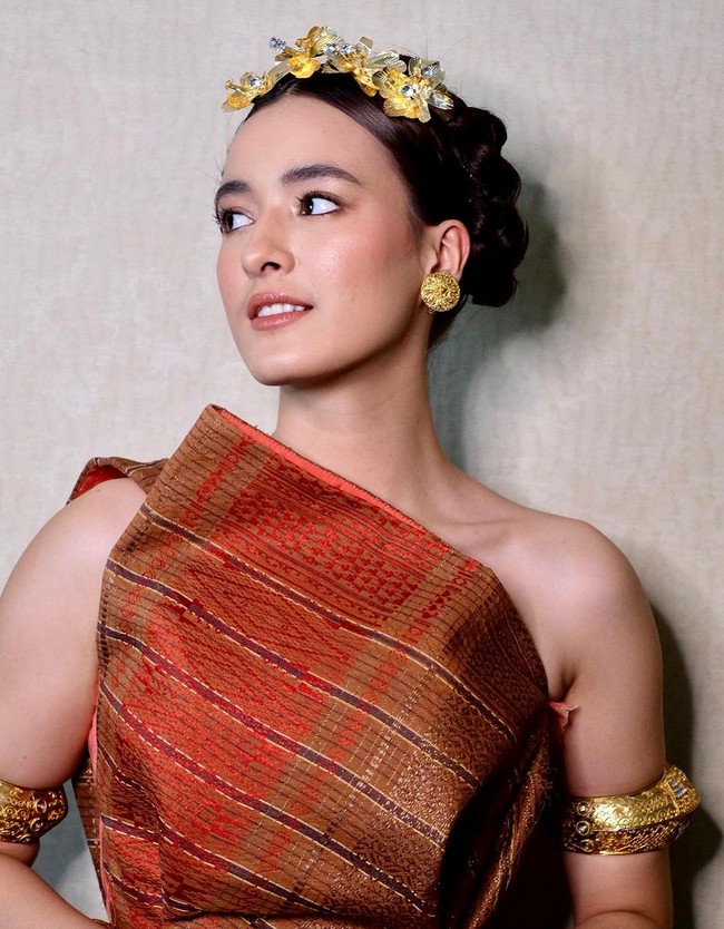 Bintang film ‘Galaksi’ ini melengkapi penampilannya dengan belt aksen bulu, gelang lengan dan aksesori kepala berwarna emas. Foto: Instagram/@mawar_eva @philipekarunia