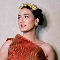 Bintang film ‘Galaksi’ ini melengkapi penampilannya dengan belt aksen bulu, gelang lengan dan aksesori kepala berwarna emas. Foto: Instagram/@mawar_eva @philipekarunia