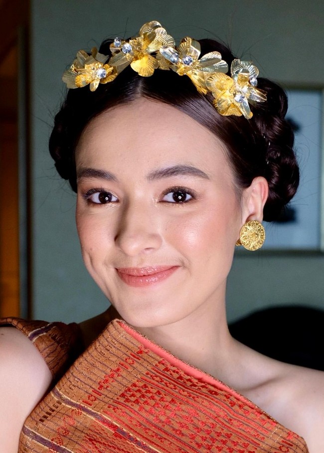 Riasan wajah nude peach hasil sapuan makeup artist Philipe Karunia membuat wajah cantiknya terlihat segar. Foto: Instagram/@mawar_eva @philipekarunia