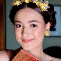 Riasan wajah nude peach hasil sapuan makeup artist Philipe Karunia membuat wajah cantiknya terlihat segar. Foto: Instagram/@mawar_eva @philipekarunia