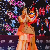 Aktris dan penyanyi Mawar Eva de Jongh menunjukkan kemampuannya bernyanyi di hadapan para tamu penting di ASEAN-INDO-PACIFIC FORUM, yang merupakan rangkaian dari acara KTT ASEAN 2023. Foto: Instagram/@mawar_eva @philipekarunia