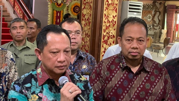 Menteri Dalam Negeri (Mendagri) Tito Karnavian saat jumpa pers acara serah terima jabatan (sertijab) di Art Center, Denpasar, Jumat (8/9/2023).
