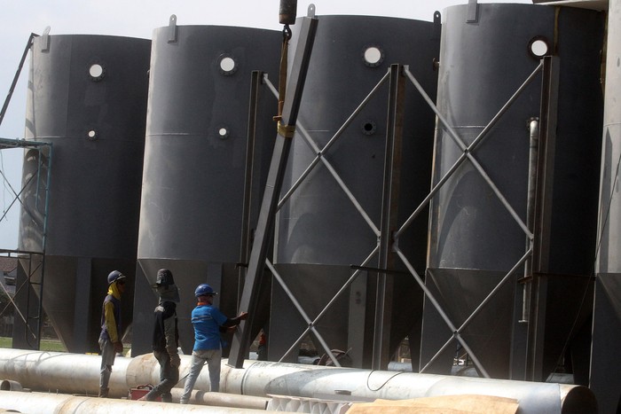 Mengintip Pembangunan Proyek Pengolahan Air Minum Pekerja menyambungkan pipa besi pada proyek instalasi pengolahan air minum atau Water Treatment Plant (WTP) di Pandanwangi, Malang, Jawa Timur, Jumat (8/9/2023). Proyek kerjasama tiga pihak yakni Pemkot Malang, Perum Jasa Tirta I dan Perumda Tugu Tirta dengan nilai investasi sebesar Rp74 miliar tersebut memanfaatkan air sungai Bango untuk diolah menjadi air minum dengan kapasitas sebesar 200 lps (liter per second) serta ditargetkan rampung pada akhir tahun 2023. ANTARA FOTO/Ari Bowo Sucipto/nym.